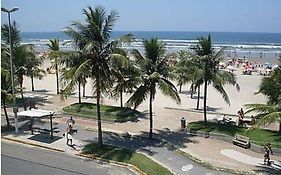 Apto em prédio frente a praia, 1 quarto, com garagem coberta, local privilegiado